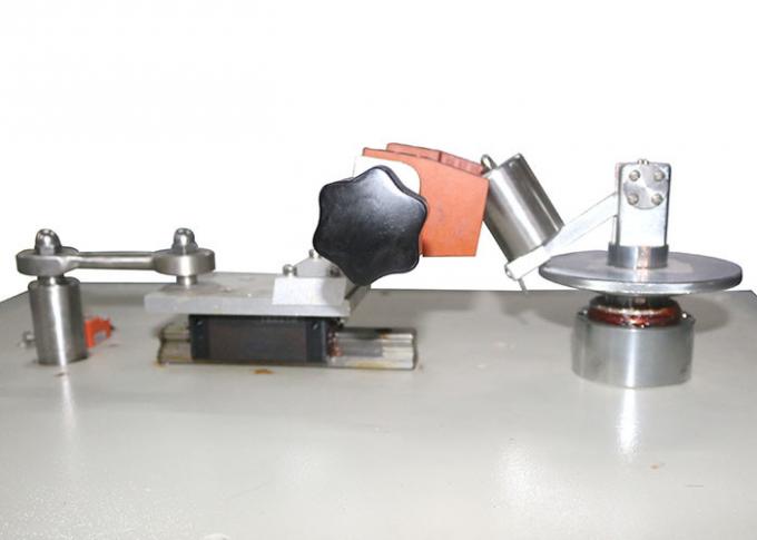 Tape los pernos que aíslan el cuadro 28 4N del IEC 60884-1 del aparato de la prueba de abrasión de las mangas 0