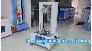 ¿Cómo se verifica la fuerza de inserción y extracción del enchufe EV según IEC 62196-1:2014?